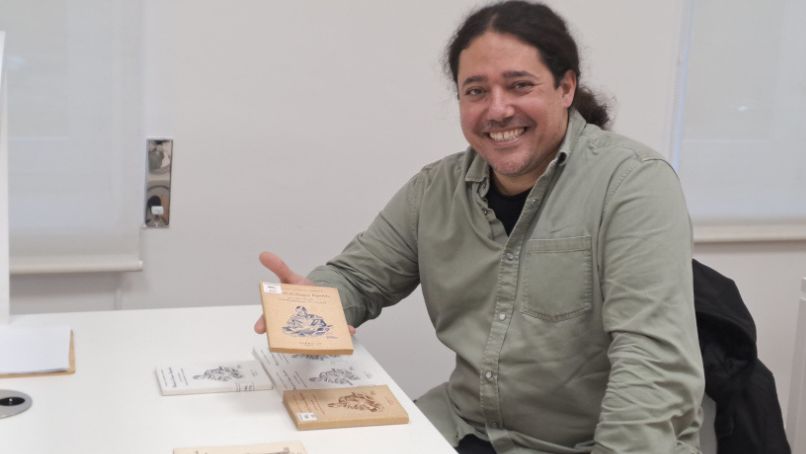 Lluìs Oller Gallegos consultando publicaciones de la colección Fernando Valderrama.