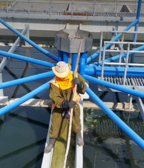 Fotografía de una persona realizando mantenimiento a una potabilizadora