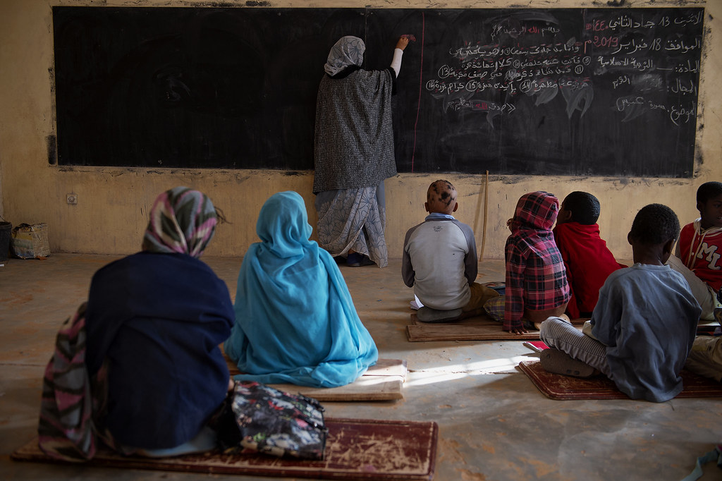 Profesora y niños dando clase