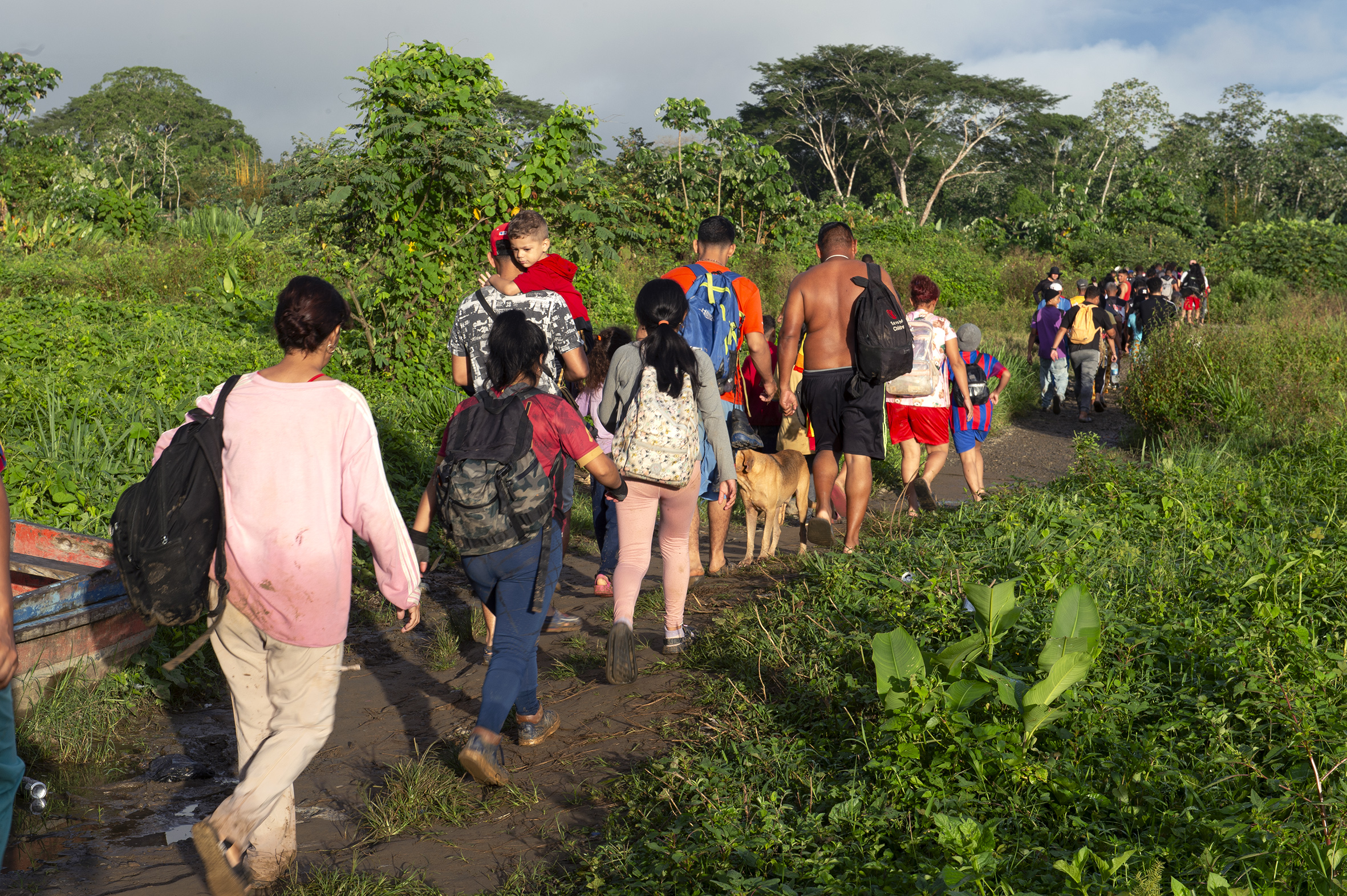 Cola de migrantes para la salida hacia Lajas Blancas desde Bajo Chiquito, Panamá © Miguel Lizana / AECID