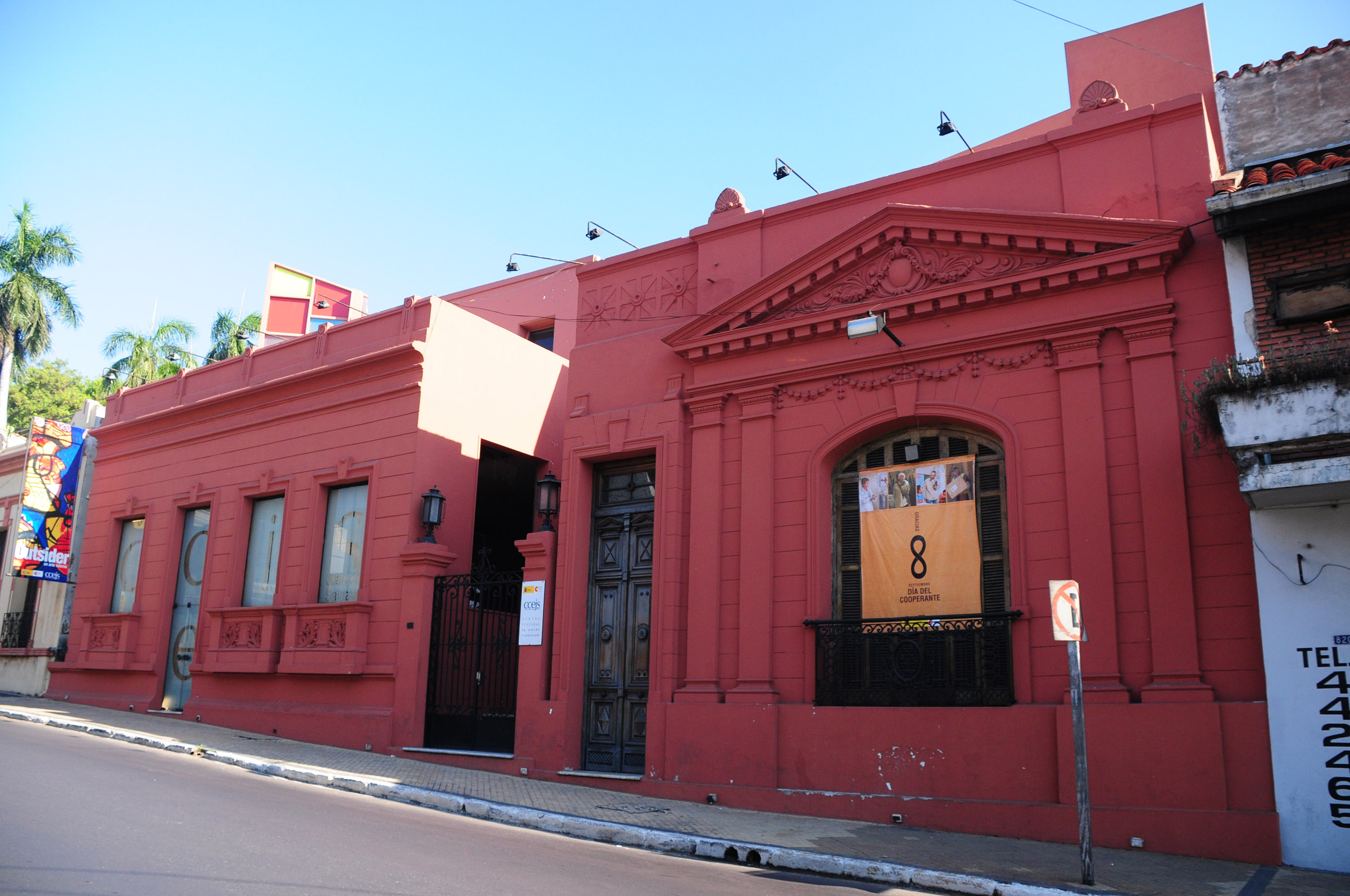 Fachada del Centro Cultural en Paraguay