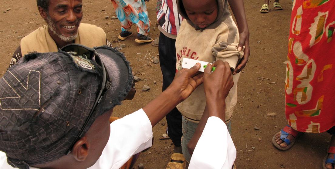 Niño en puesto de salud